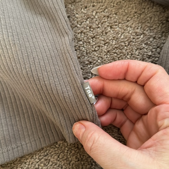 Aritzia cropped zipper long sleeve - Picture 4 of 4